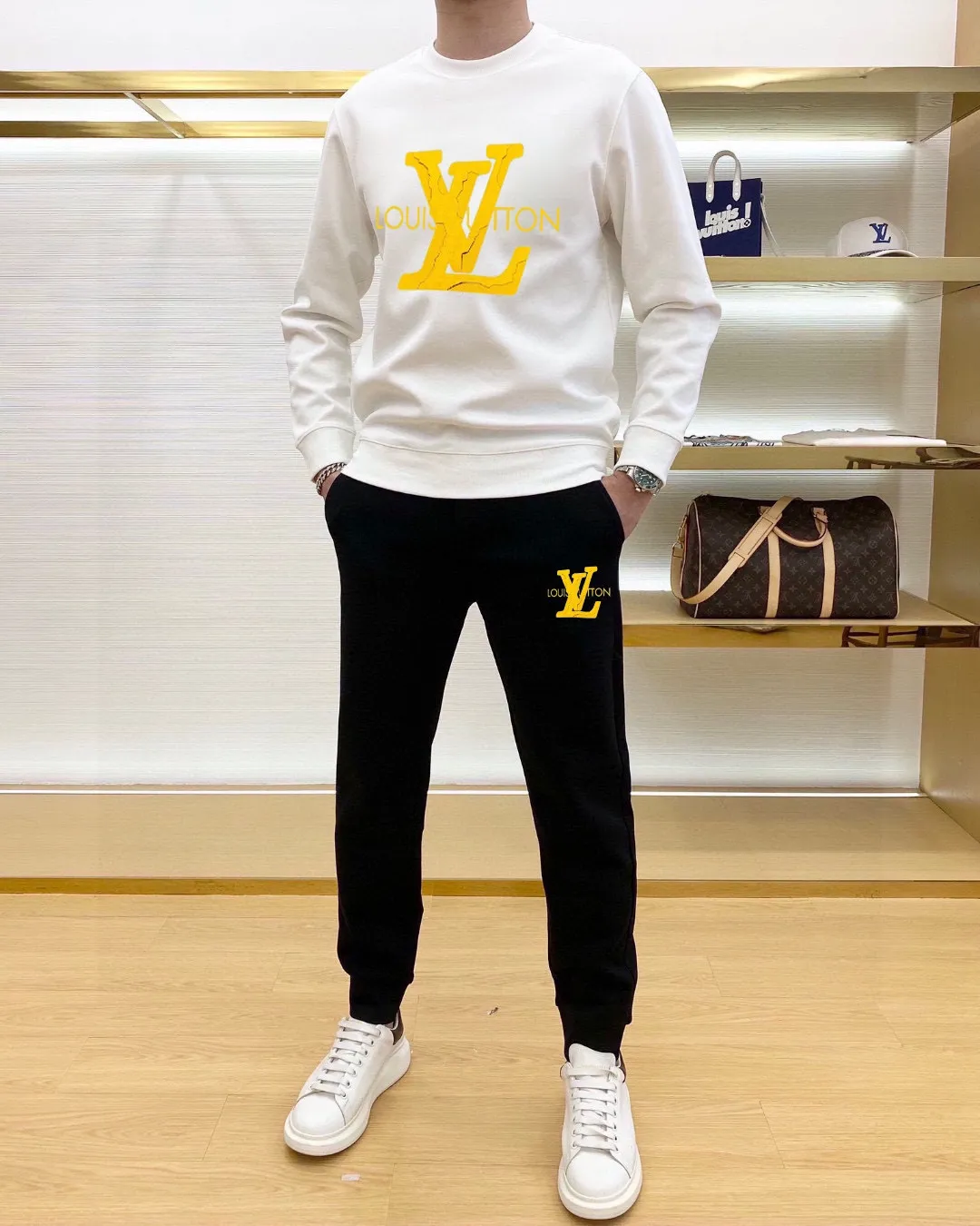 🅿️380 direct batch [LV Louis Vuitton] (Fat Man Gospel) hot-selling suit is coming. Focus on the original version of the official website. 2025 new hot-selling sweatshirt suit. The original order is the best. 🇭🇰The meticulous work of top designers. Just for a fitting and perfect upper body effect. 100% natural high-quality Roman cotton, close-fitting comfort, noble and elegant! Original hardware embodies elegance and nobility! Counter size: M-5XL (maximum wear up to 220 pounds)